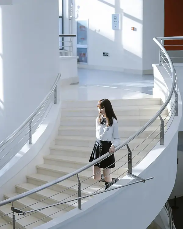 白玉弧形扶手楼梯